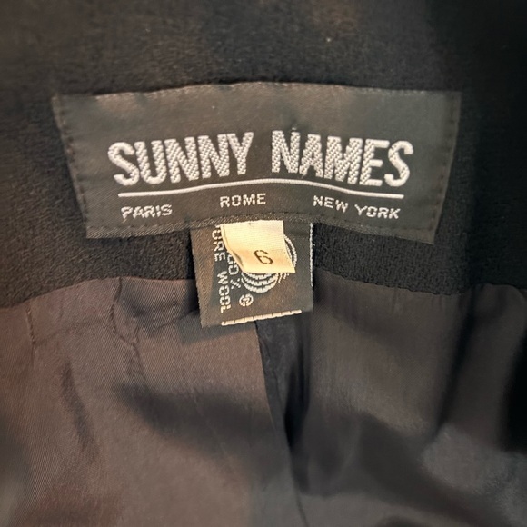 Elegant Vintage Black Blazer with Gold Accents - Picture 4 of 9